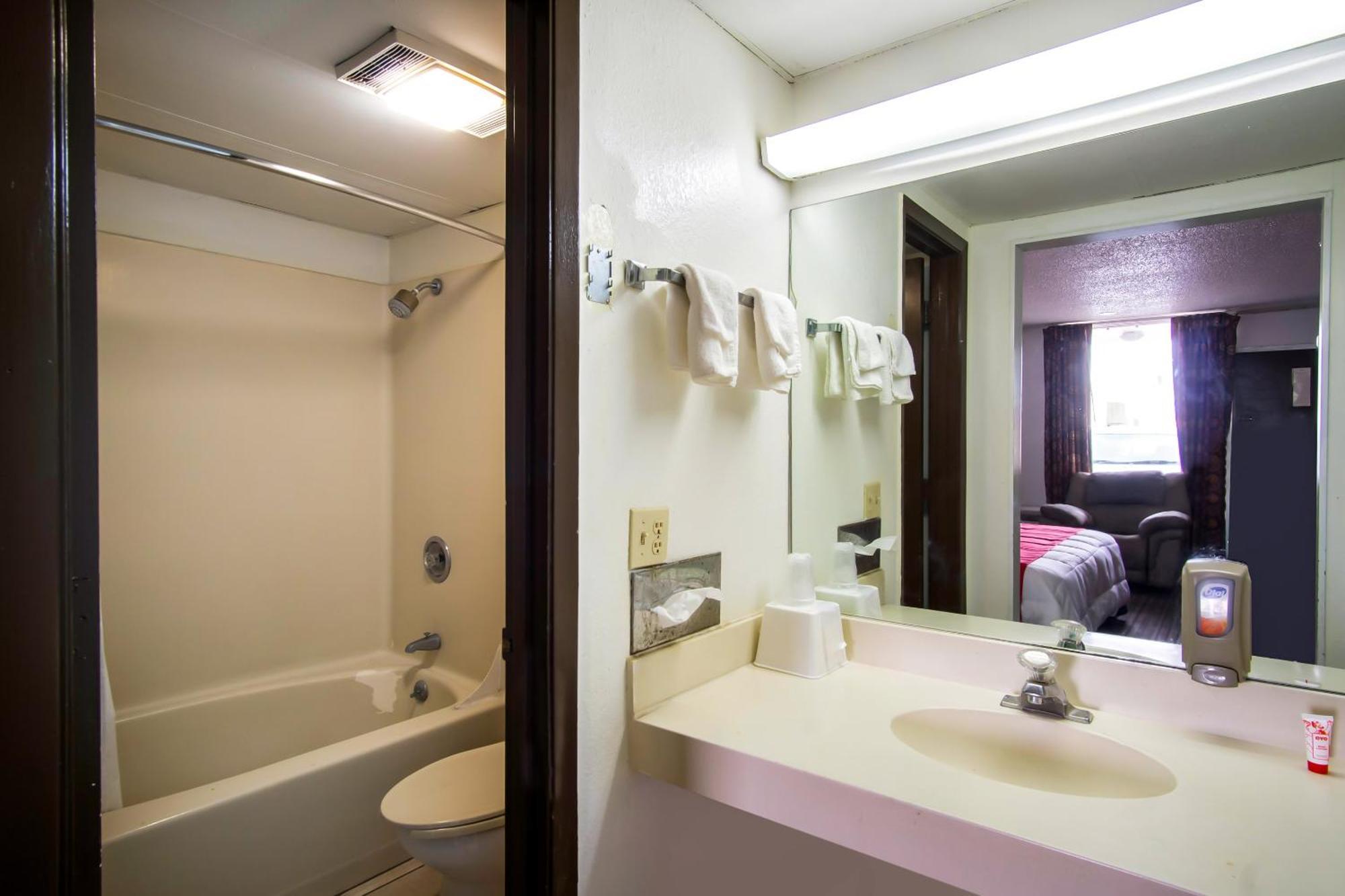 Oyo Hotel Hutchinson West 4Th Ave Buitenkant foto