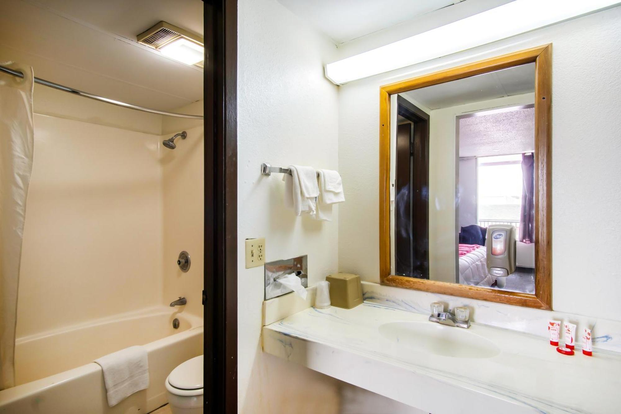 Oyo Hotel Hutchinson West 4Th Ave Buitenkant foto