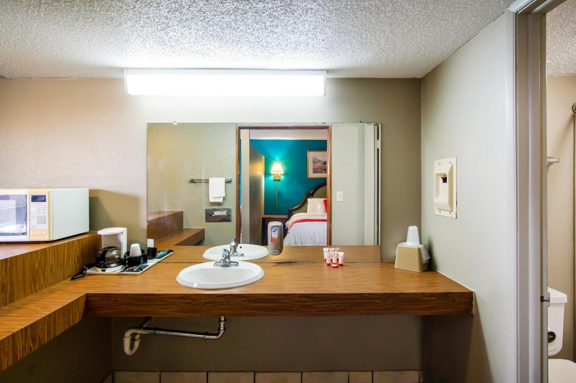 Oyo Hotel Hutchinson West 4Th Ave Buitenkant foto