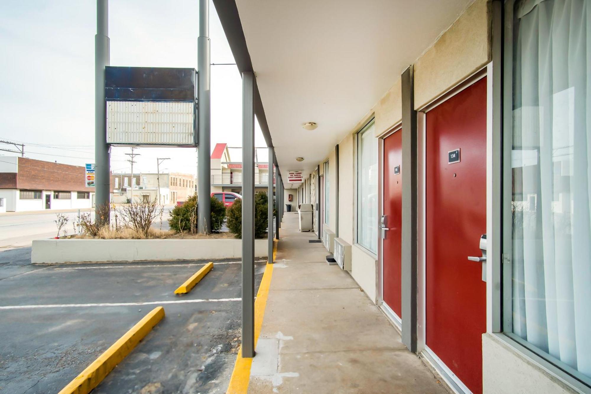 Oyo Hotel Hutchinson West 4Th Ave Buitenkant foto