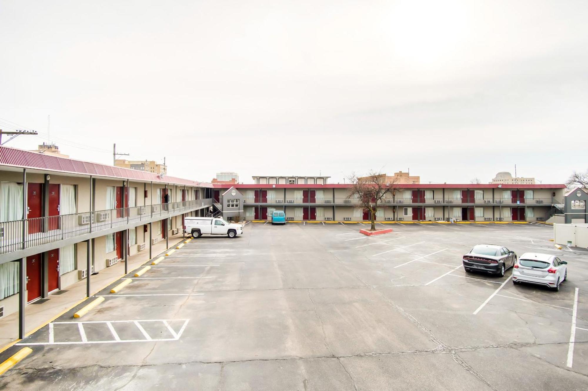 Oyo Hotel Hutchinson West 4Th Ave Buitenkant foto