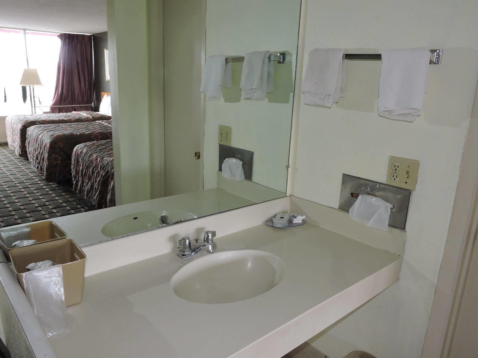 Oyo Hotel Hutchinson West 4Th Ave Buitenkant foto